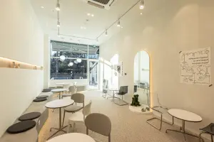 아치와 미니정원이 있는 화이트 미니멀 카페